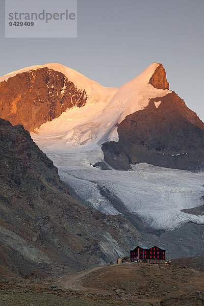 Geschlossene Fluhalp beim Stellisee im Abendlicht  Zermatt  Wallis  Schweizer Alpen  Schweiz  Europa  ÖffentlicherGrund