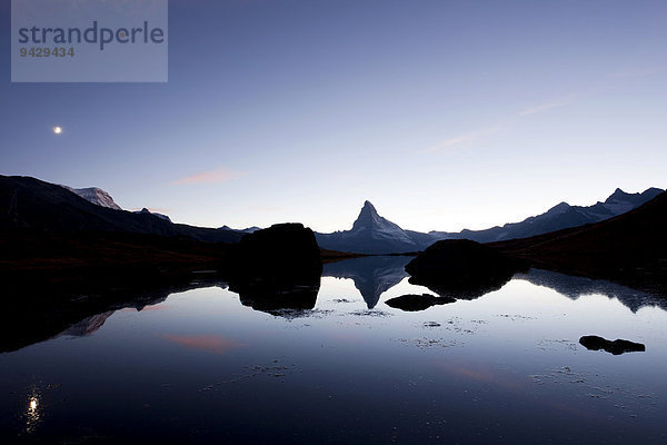 Abendstimmung am Stellisee mit Blick zum Matterhorn  Zermatt  Wallis  Schweizer Alpen  Schweiz  Europa  ÖffentlicherGrund