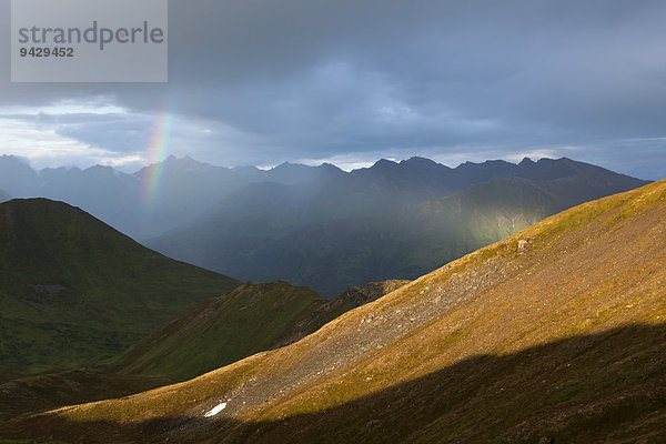 Abendstimmung mit Regenbogen und Regen in den Talkeetna Mountains  Alaska  USA