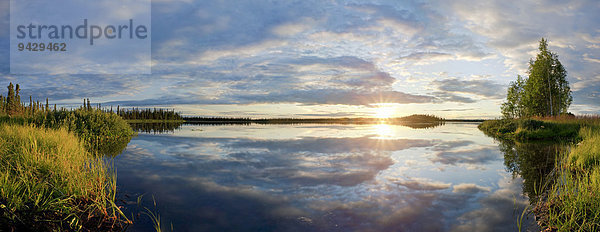 Abendstimmung mit Spiegelung am See bei Willow in Alaska  USA