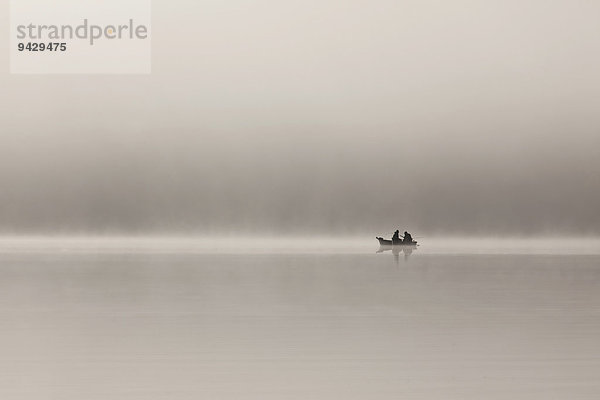 Fischer im Boot auf dem Schluchsee bei leichtem Nebel  im Herbst  Schwarzwald  Baden-Württemberg  Deutschland  Europa  ÖffentlicherGrund