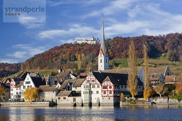 Herbst am Rhein mit Schloss und Kirche von Stein am Rhein  Schweiz  Europa  ÖffentlicherGrund