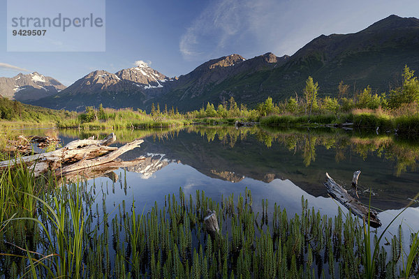 Bergspiegelung am Eagle River in Alaska  USA