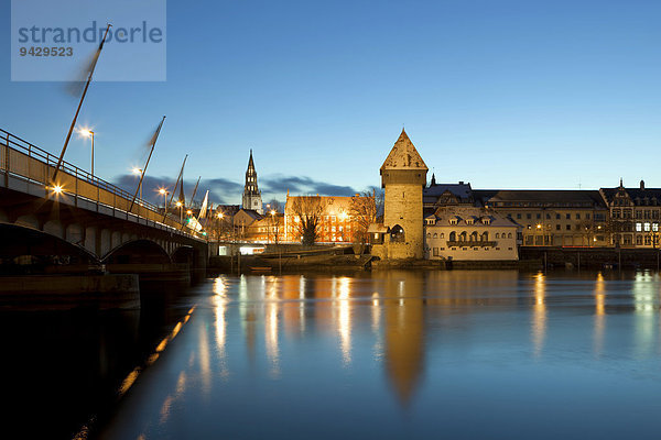Konstanz zur blauen Stunde mit der alten Rheinbrücke  Münster und Rheintorturm  am Bodensee  Baden-Württemberg  Deutschland  Europa