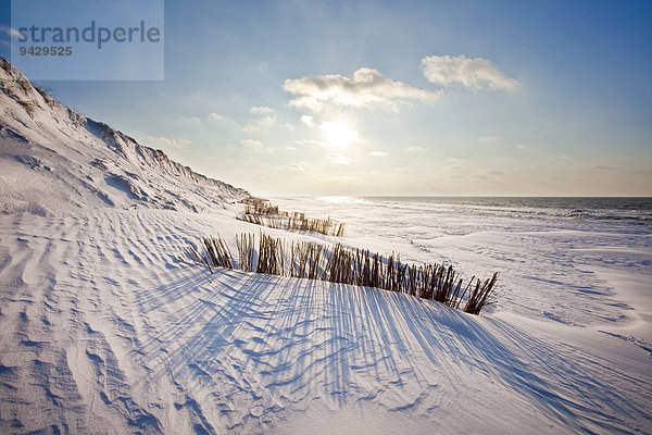 Küstenbefestigung mit Schnee auf der Insel Sylt  Schleswig-Holstein  Deutschland  Europa