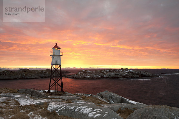 Leuchtturm an der Küste  Winterstimmung  Henningsvaer  Lofoten  Norwegen  Europa  ÖffentlicherGrund
