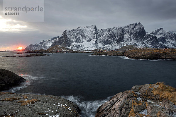 Sonnenuntergang im winterlichen Reine auf den Lofoten  Norwegen  Europa  ÖffentlicherGrund