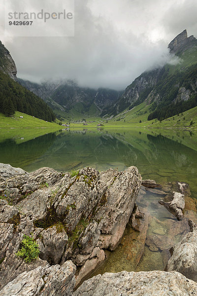 Wolkenstimmung am Seealpsee im Alpstein im Appenzellerland  Schweiz  Europa