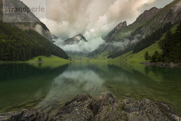 Wolkenstimmung am Seealpsee im Alpstein im Appenzellerland  Schweiz  Europa