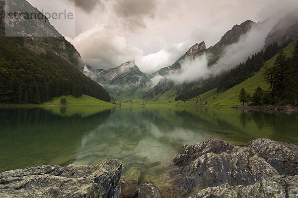 Wolkenstimmung am Seealpsee im Alpstein im Appenzellerland  Schweiz  Europa