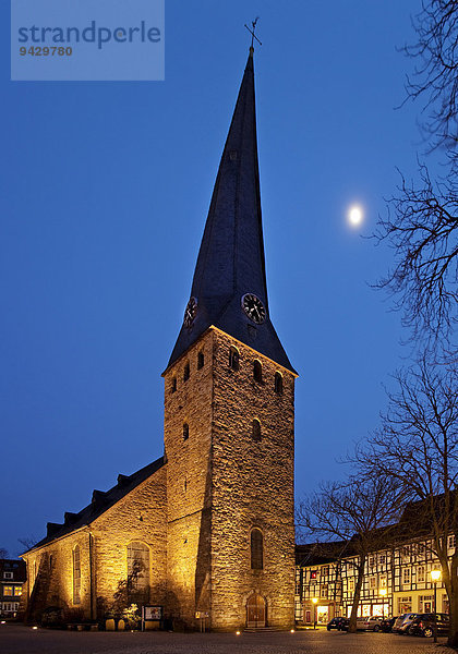 St.-Georgs-Kirche mit schiefem Turm in der Altstadt bei Dämmerung  Hattingen  Ruhrgebiet  Nordrhein-Westfalen  Deutschland