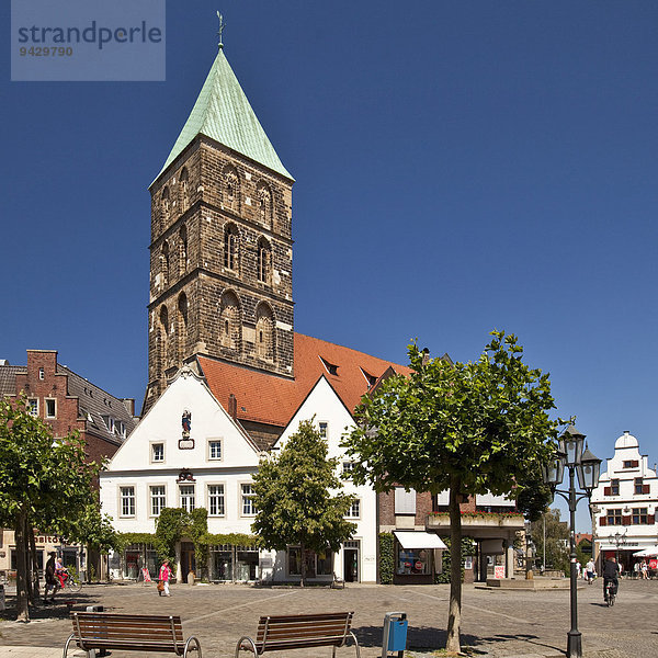 Historischer Marktplatz mit Stadtkirche St. Dionysius  Rheine  Münsterland  Nordrhein-Westfalen  Deutschland