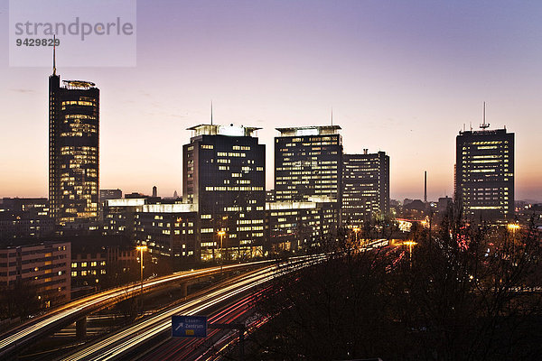 Die Skyline mit der Autobahn A 40  dem RWE Tower  den Hochhäusern von Evonik und der Postbank  Essen  Ruhrgebiet  Nordrhein-Westfalen  Deutschland