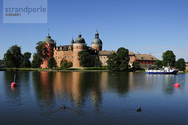 Schloss Gripsholm spiegelt sich im Wasser  Mariefred  Schweden