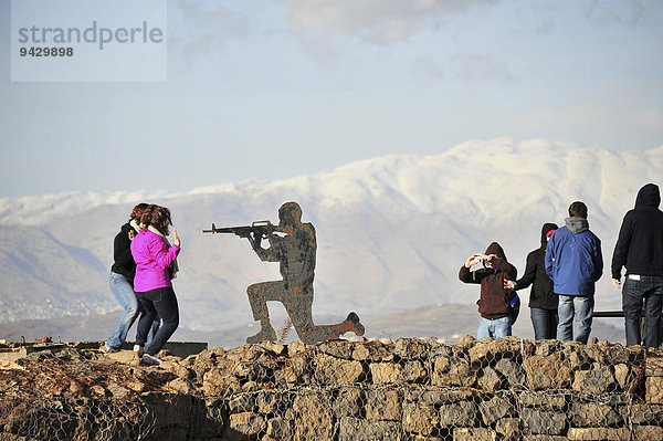 Soldatenfigur und Personen auf den Golanhöhen mit Ausblick auf den Mt. Bental  Golanhöhen  Israel