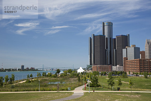 Das Renaissance Center und die General Motors-Hauptverwaltung  vom Milliken State Park am Flussufer in der Innenstadt von Detroit  Michigan  USA