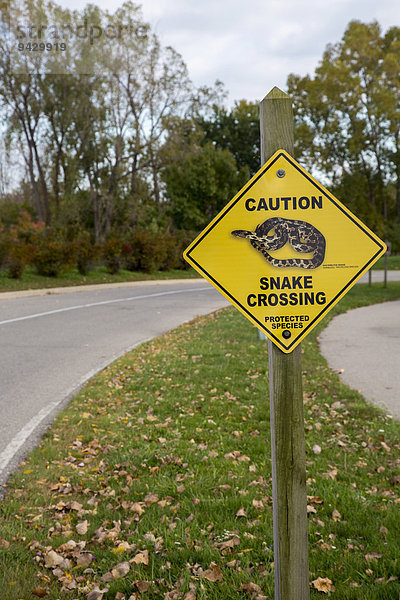 Warnschild  Schlangen queren die Straße  Sterling State Park  Monroe  Michigan  USA