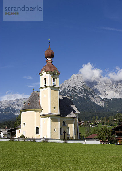 Pfarrkirche  dahinter der Wilde Kaiser  Going am Wilden Kaiser  Tirol  Österreich