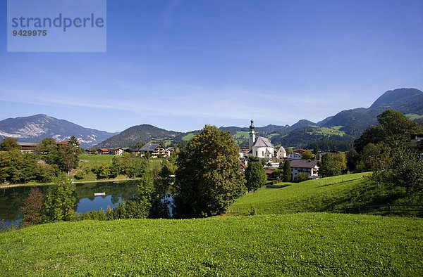 Pfarrkirche und Reither See  Reith im Alpbachtal  Tirol  Österreich