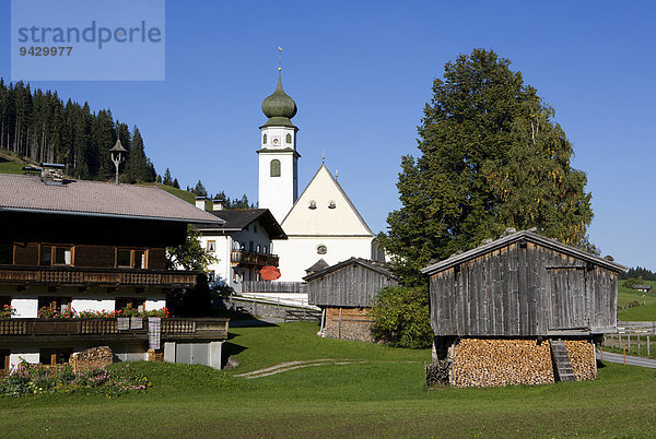 Bauernhöfe  Pfarrkirche  Wildschönau  Thierbach  Tirol  Österreich