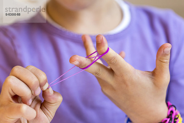 Mädchen macht Loom-Bänder  Kiel  Schleswig-Holstein  Deutschland  Europa