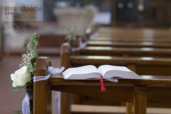 Gebetsbuch auf einer Kirchenbank