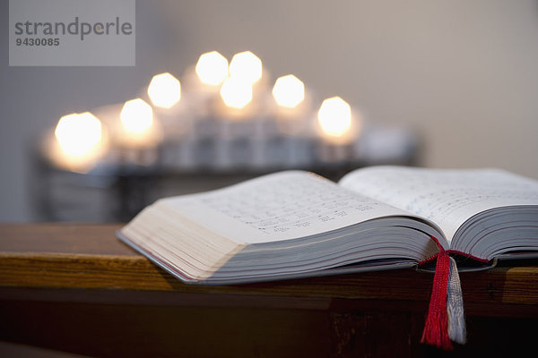 Gebetsbuch auf einer Kirchenbank