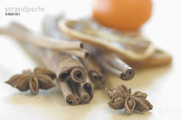 Getrocknete Orangenscheiben  Orange  Zimtstangen und Sternanis