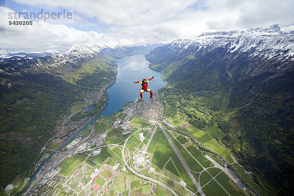 Fallschirmspringerin im Freifall  Interlaken  Kanton Bern  Schweiz  Europa