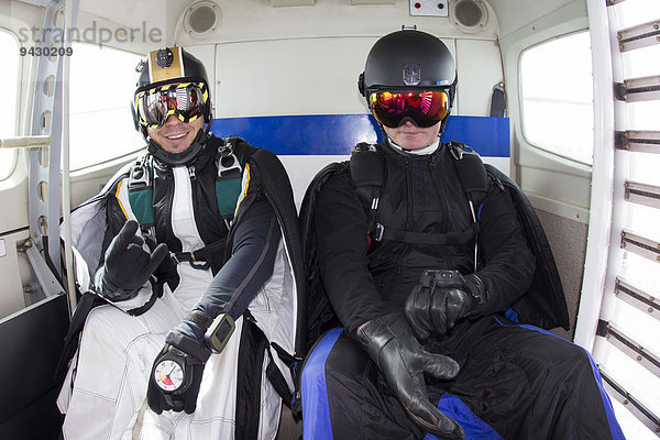 Zwei Fallschirmspringer mit Wingsuit im Flieger  Reichenbach  Kanton Bern  Schweiz  Europa