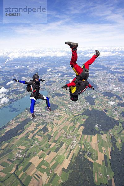 Zwei Fallschirmspringerinnen  Buttwil  Kanton Aargau  Schweiz  Europa