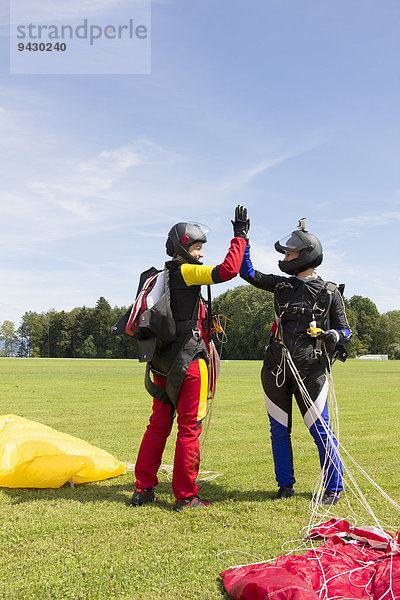 Zwei Fallschirmspringerinnen  Buttwil  Kanton Aargau  Schweiz  Europa