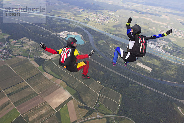 Zwei Fallschirmspringerinnen  Eschbach  Baden-Württemberg  Deutschland  Europa