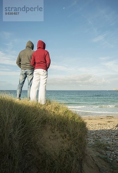 Ehepaar mit Blick aufs Meer  Camaret-sur-mer  Bretagne  Frankreich