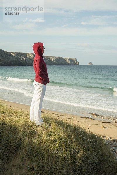 Reife Frau mit Blick aufs Meer  Camaret-sur-mer  Bretagne  Frankreich
