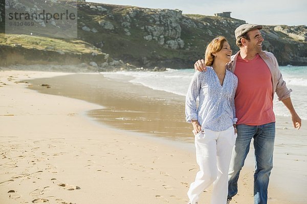 Reife Paare beim Strandspaziergang  Camaret-sur-mer  Bretagne  Frankreich