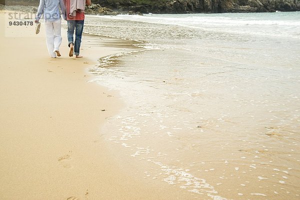 Ausschnitt eines reifen Paares beim Strandspaziergang  Camaret-sur-mer  Bretagne  Frankreich