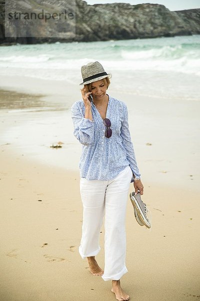 Reife Frau beim Plaudern auf dem Smartphone  Camaret-sur-mer  Bretagne  Frankreich