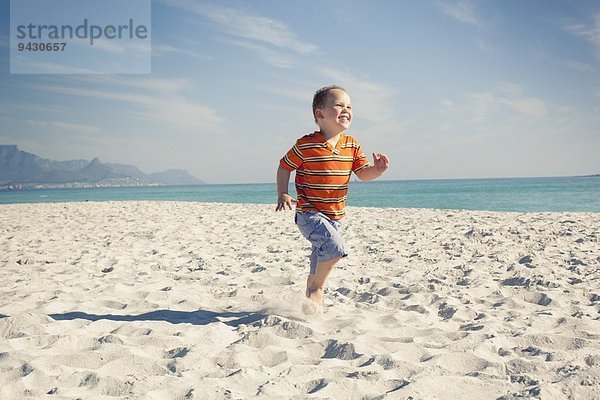 Junge läuft am Strand  Kapstadt  Western Cape  Südafrika