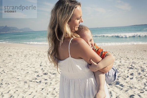 Mittlere erwachsene Mutter mit jungem Sohn am Strand  Kapstadt  Westkap  Südafrika
