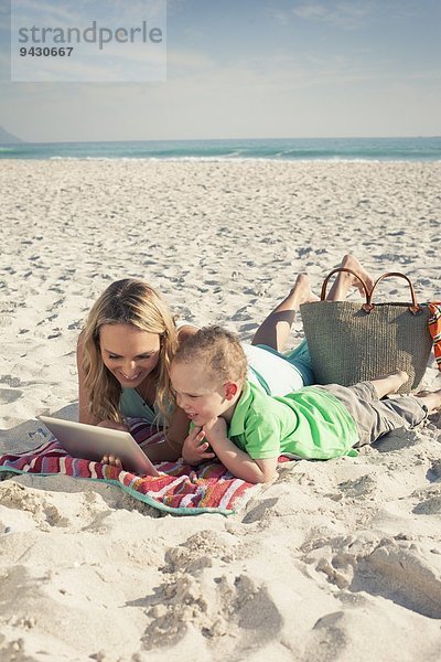 Mittlere erwachsene Mutter mit jungem Sohn am Strand  Kapstadt  Western Cape  Südafrika