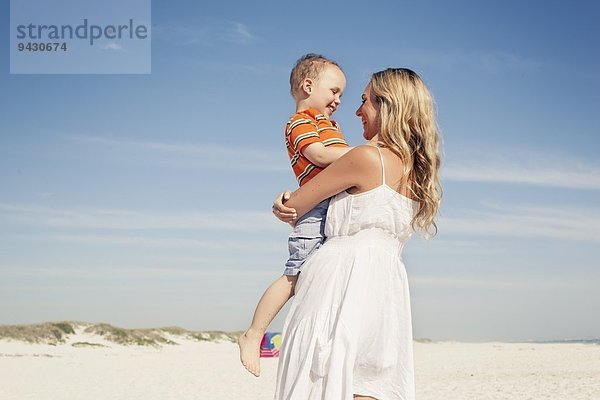 Mittlere erwachsene Mutter mit Sohn am Strand  Kapstadt  Westkap  Südafrika