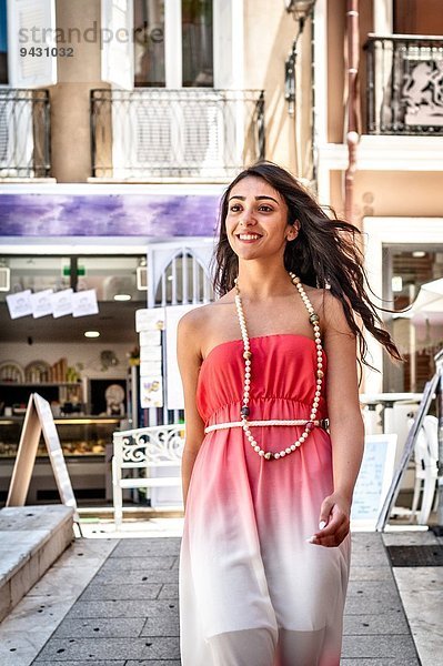 Modische junge Frau auf der Straße  Cagliari  Sardinien  Italien