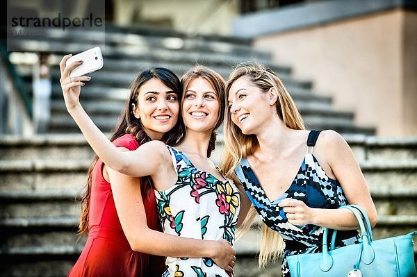 Drei modische junge Frauen auf der Treppe  Cagliari  Sardinien  Italien