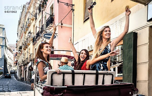 Drei junge Frauen im offenen Rücksitz des italienischen Taxis  Cagliari  Sardinien  Italien