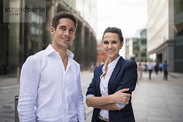 Portrait von jungen Geschäftspartnern auf der Straße  London  UK