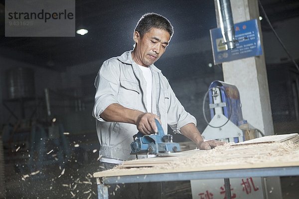 Schreiner schneiden Holzdielen in der Fabrik  Jiangsu  China