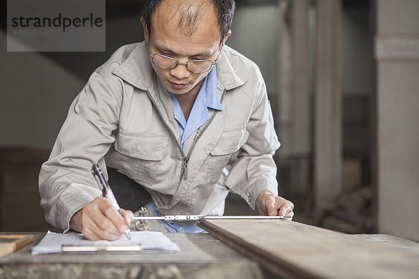 Schreiner messende Holzbohle mit Messschieber in der Fabrik  Jiangsu  China