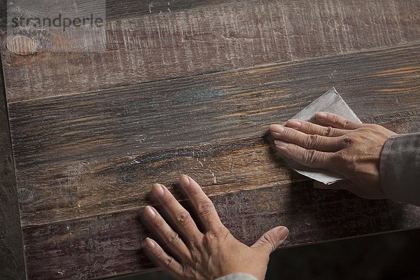 Schreiner-Glättungsoberfläche von Holzbrettern mit Schleifpapier in der Fabrik  Jiangsu  China