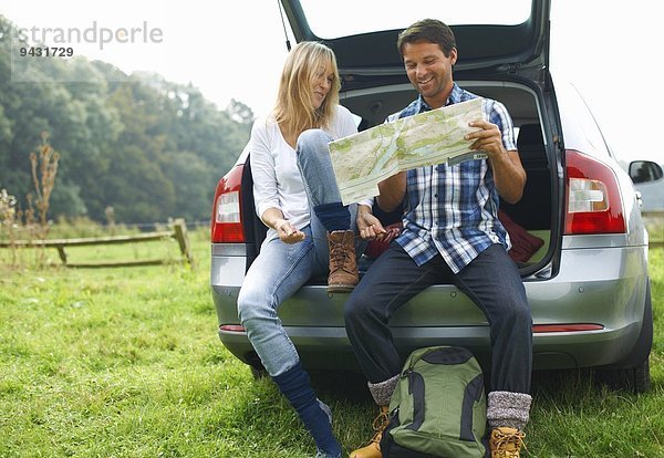 Pärchen auf der Rückseite des Autos  das sich auf den Spaziergang vorbereitet.